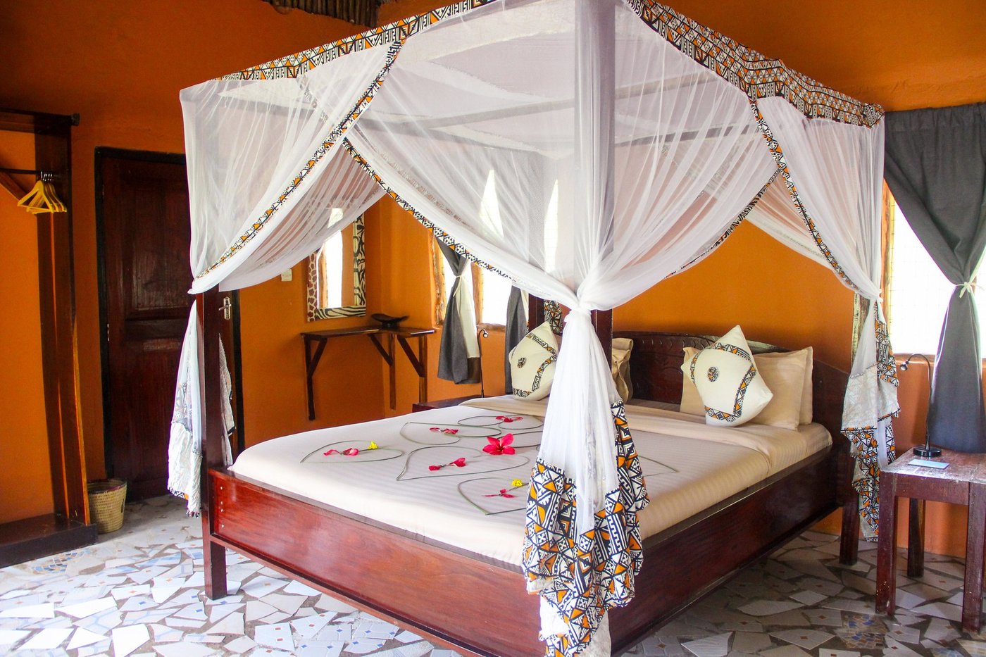 Ein Himmelbett mit Blütenherzen wartet in der Africa Safari Selous.