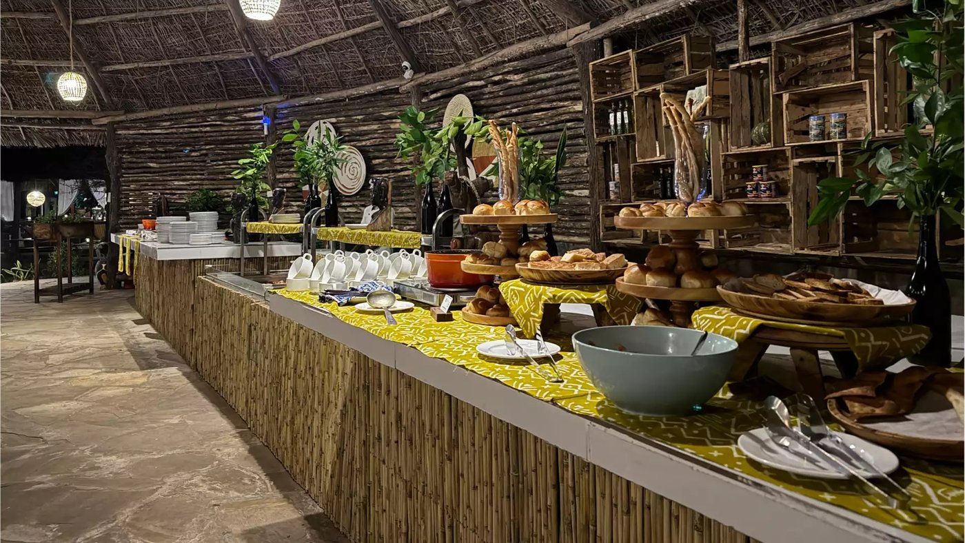 Frisches Brot und Gebäck füllen das Frühstücksbüfett bei Africa Safari Selous.