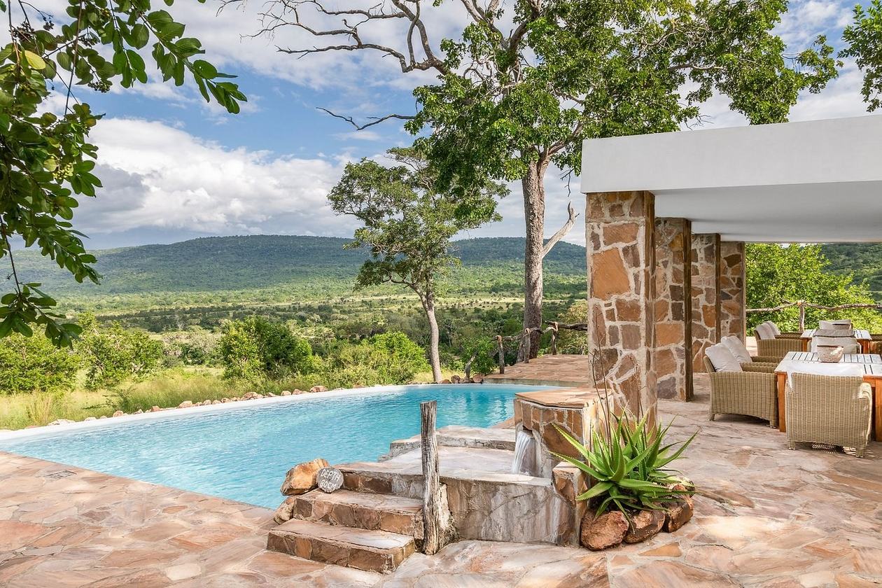 Tauchpool und strohdachte Pergola oberhalb der Rufiji-Überschwemmungsebene in Beho Beho, Nyerere