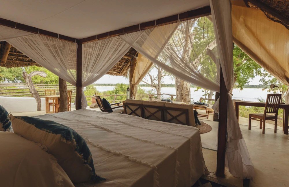 Moskitonetz rahmt ein Flussbett in Kiba Point.