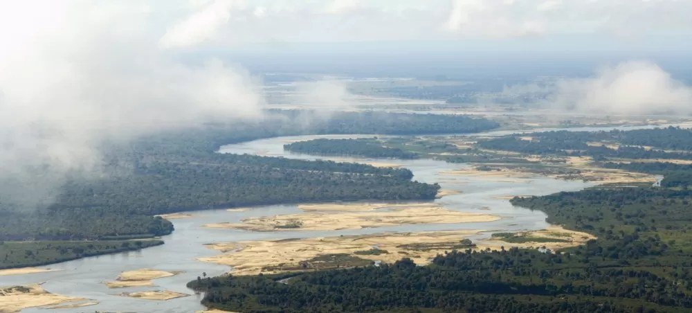 Morgennebel schwebt über einer breiten Biegung des Rufiji in der Nähe von Kiba Point.