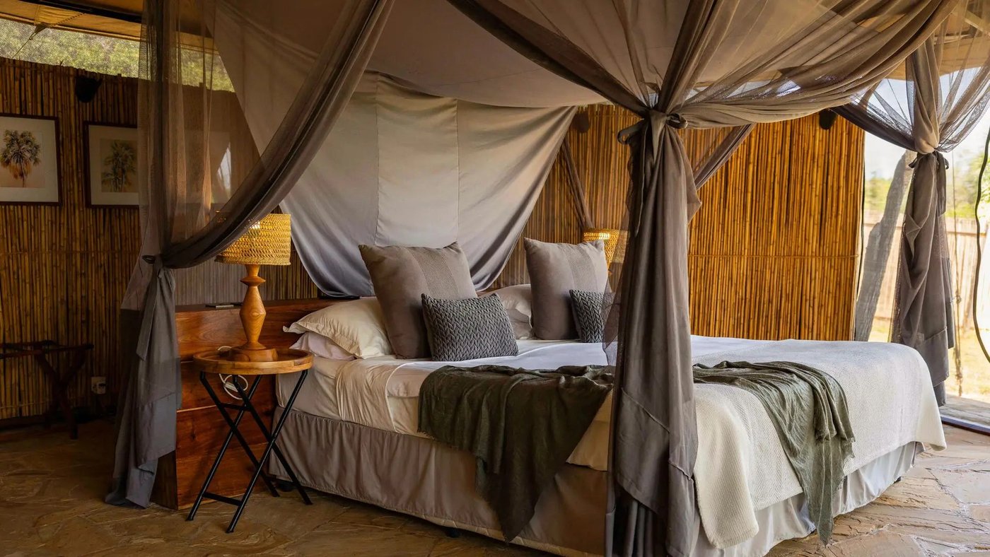 Stretch-Canvas-Zelt-Schlafzimmer mit Himmelbett in Roho ya Selous