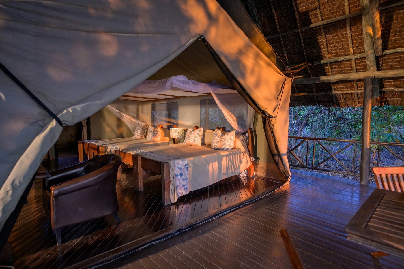 Schlafzelt warm beleuchtet am späten Nachmittag im Rufiji River Camp
