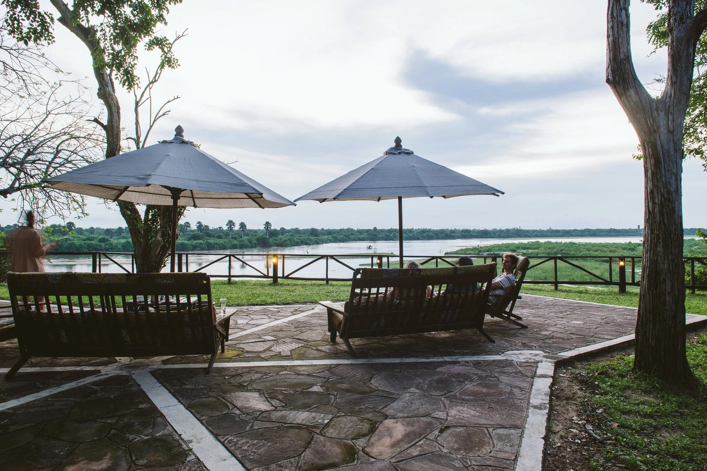 Pooldeck mit Schirmen mit Blick auf den Fluss beim Rufiji River Camp