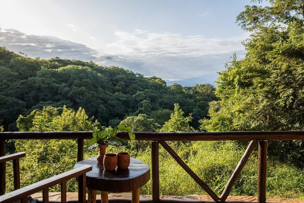 Een privéterras kijkt uit over de beboste heuvels boven Sable Mountain Lodge.