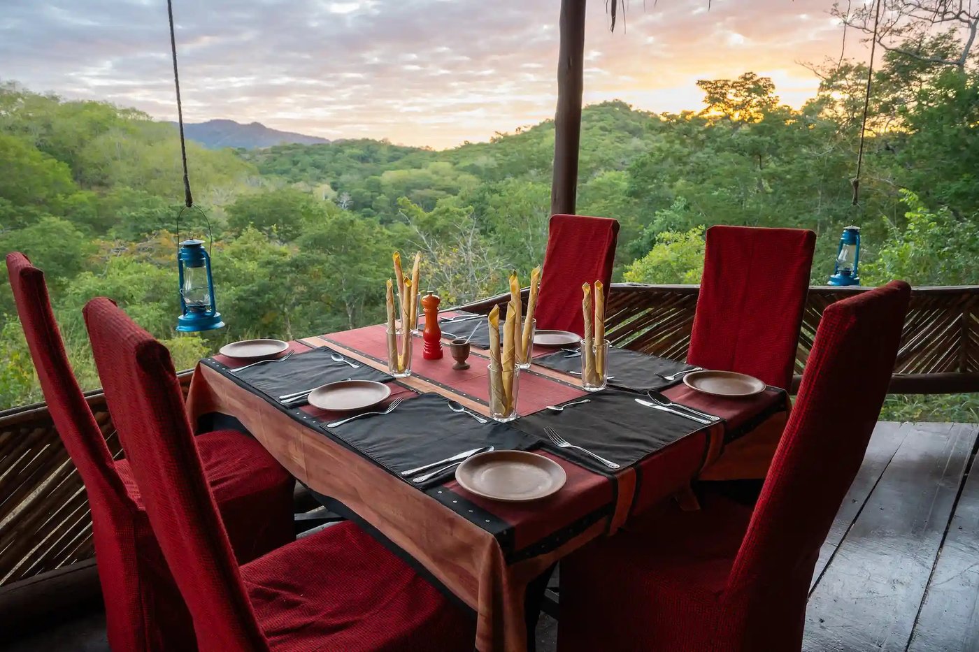 Lantaarnlicht en een gedekte tafel wachten op het terras van Sable Mountain Lodge.
