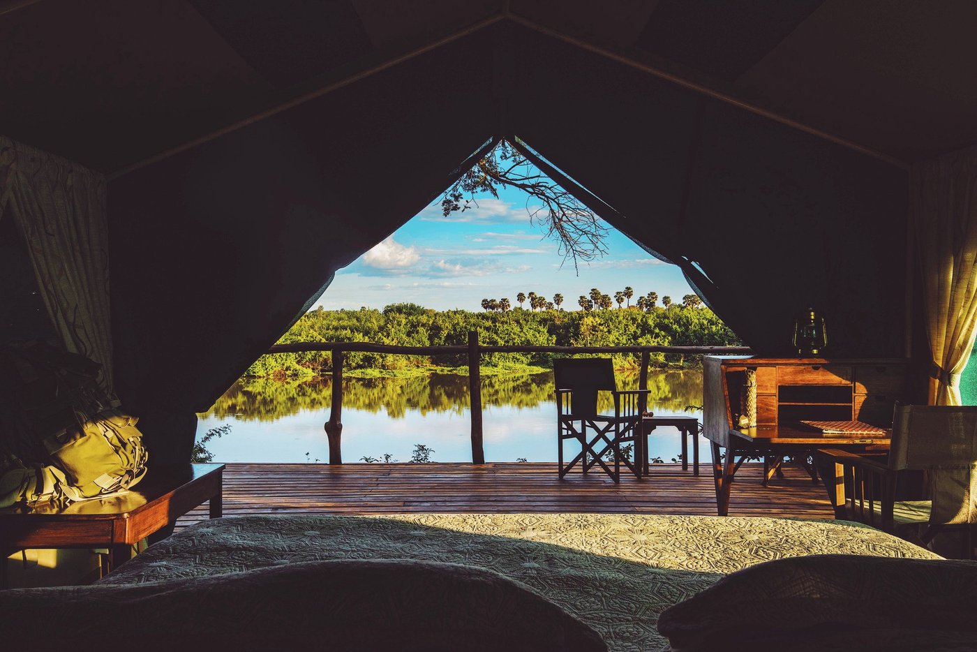 Zeltöffnung mit Aussicht auf den Rufiji und Campstühle im Selous Impala Camp, Nyerere