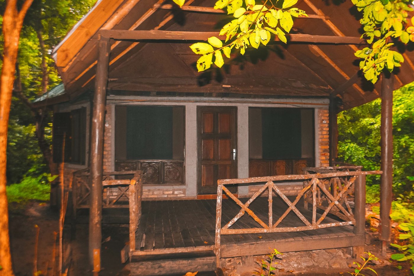 Außenseite des Zeltzimmers mit hölzerner Veranda im Auenwald der Selous Kinga Lodge