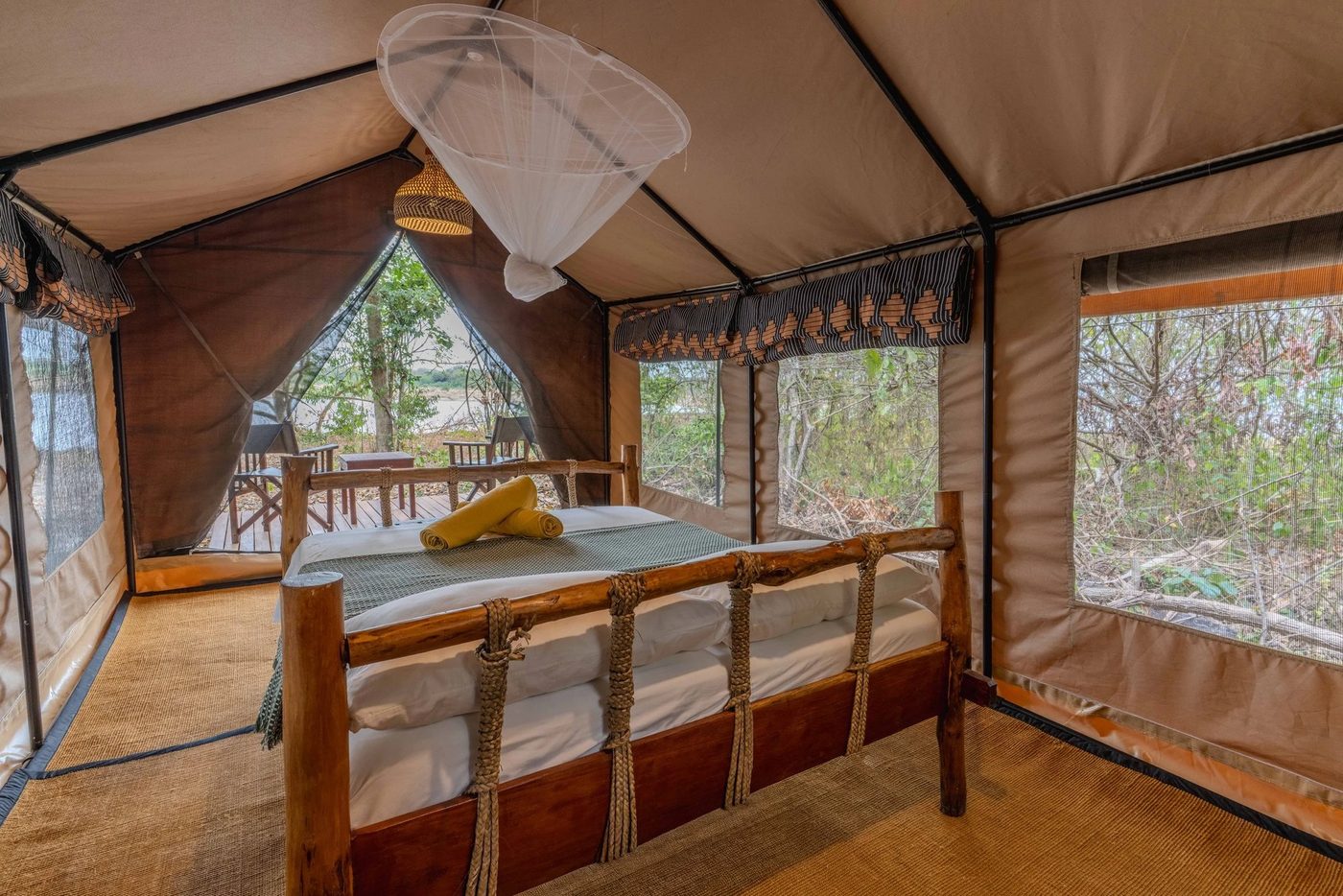 Chambre sous tente avec une moustiquaire au-dessus du lit au Selous River Camp