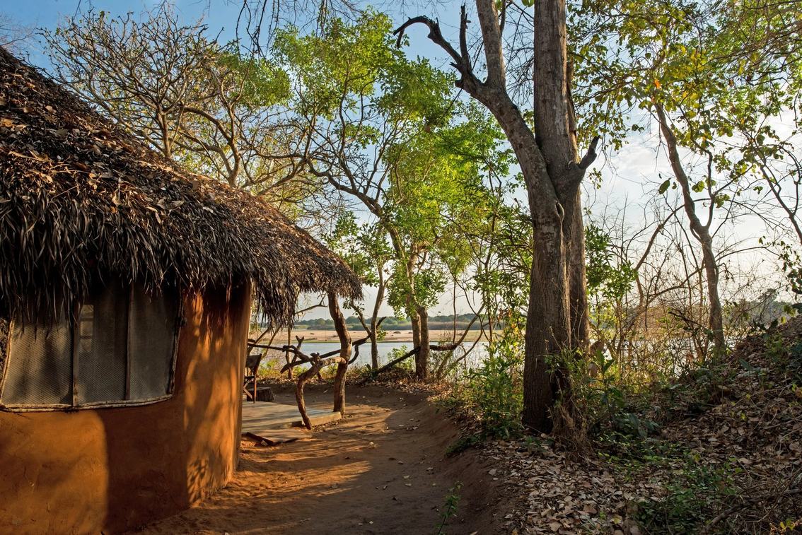 Cottage en terre construite à la main avec un toit de chaume au Selous River Camp