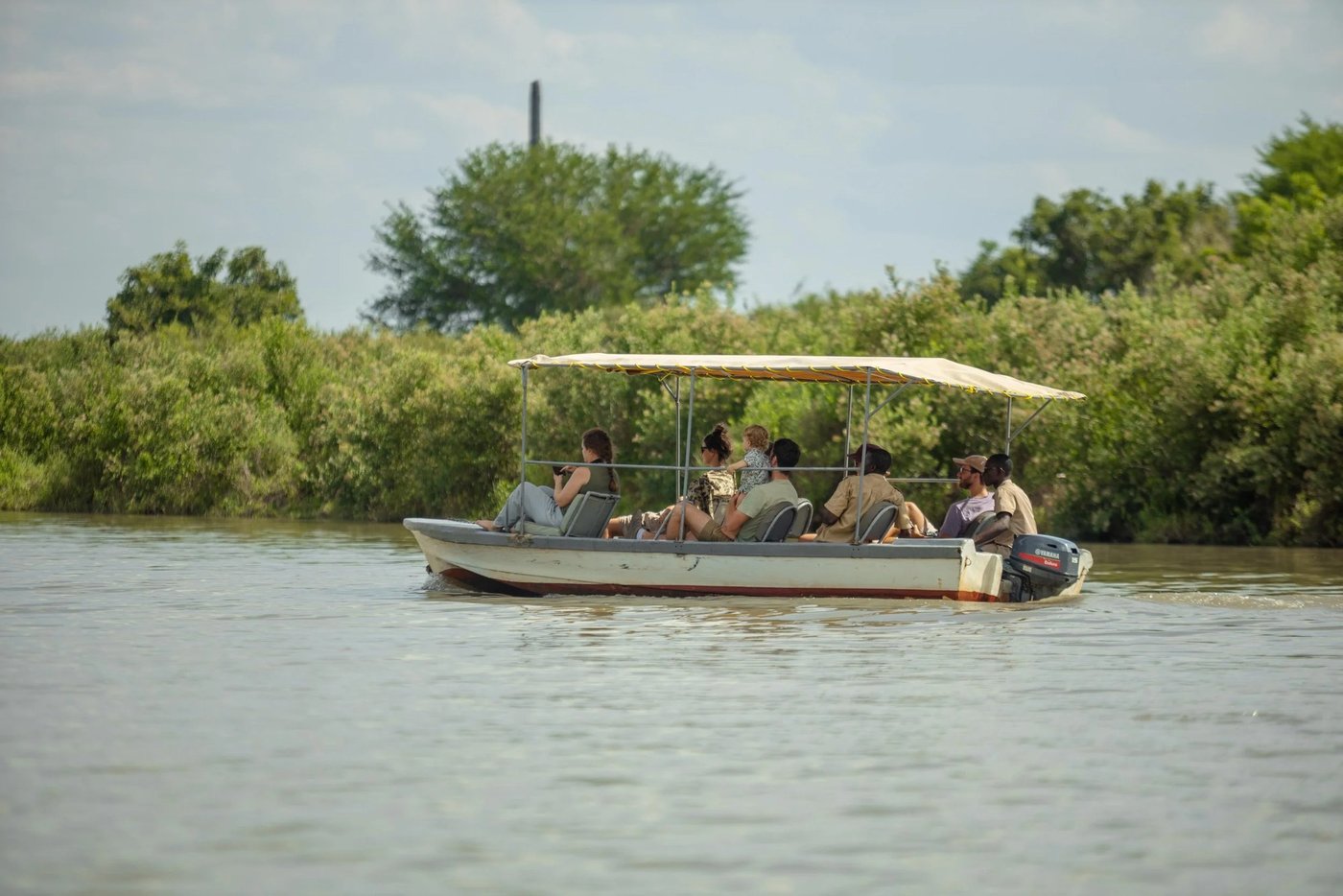 Hôtes en safari en bateau le long du Rufiji depuis le Selous River Camp