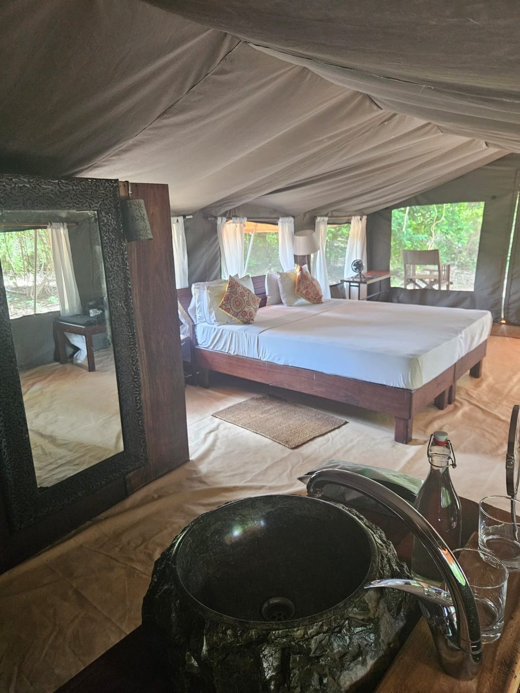 Inneres des Zeltzimmers mit Bett und eigenem Bad im Selous Wilderness Camp