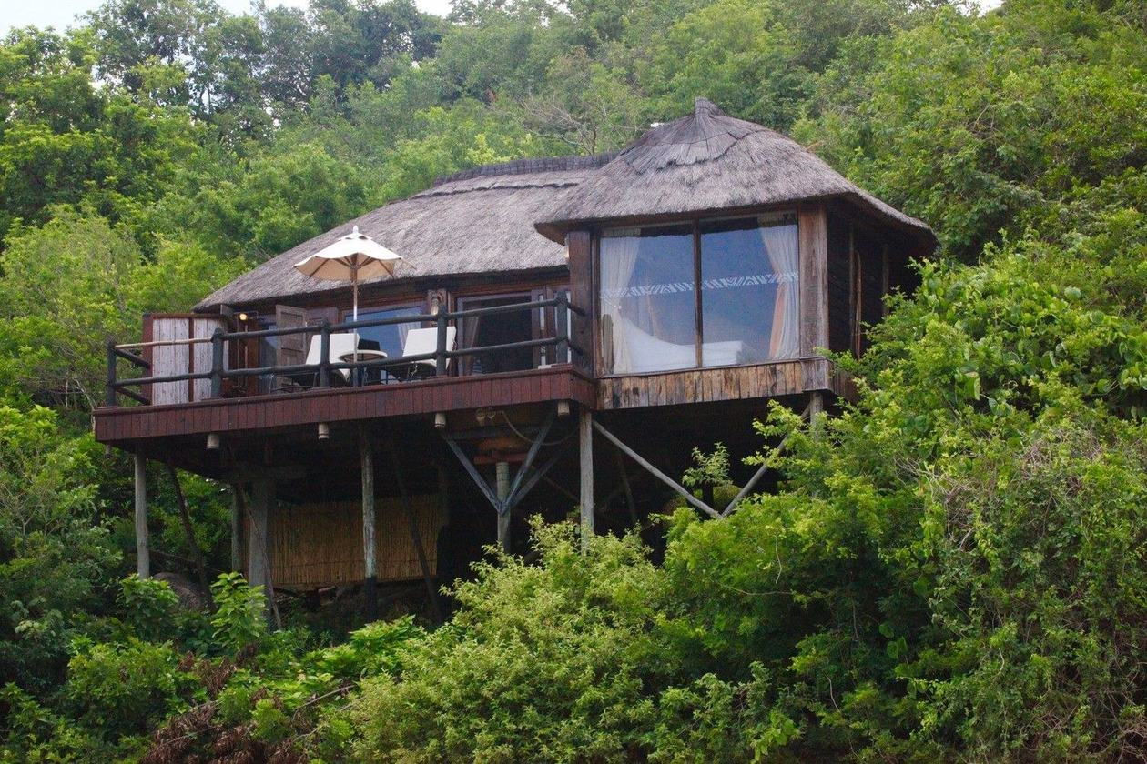 Chalet auf Stelzen über der Rufiji-Schlucht der Serena Mivumo River Lodge, Nyerere