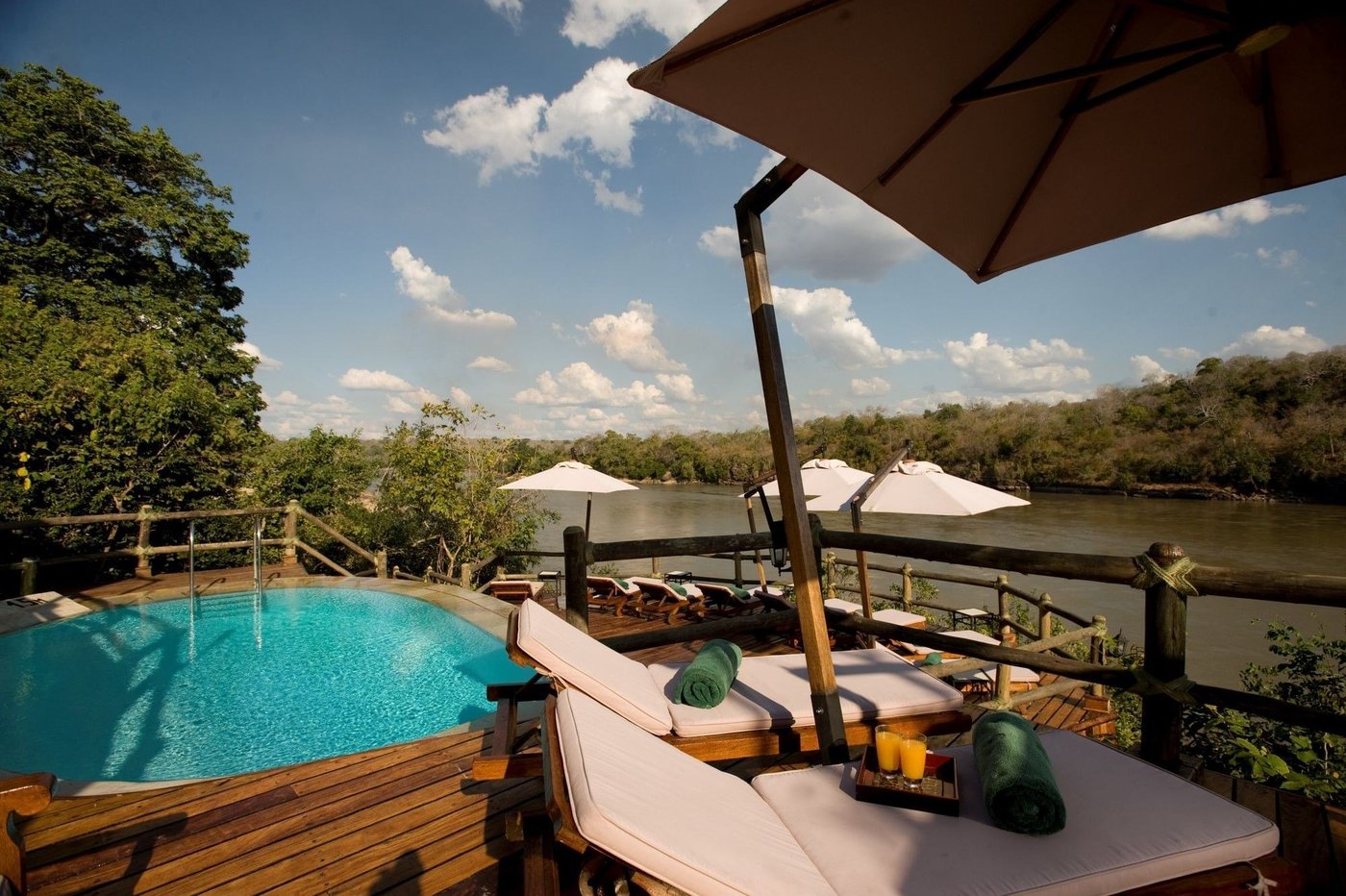 Piscine sur la terrasse au-dessus du Rufiji au Serena Mivumo River Lodge