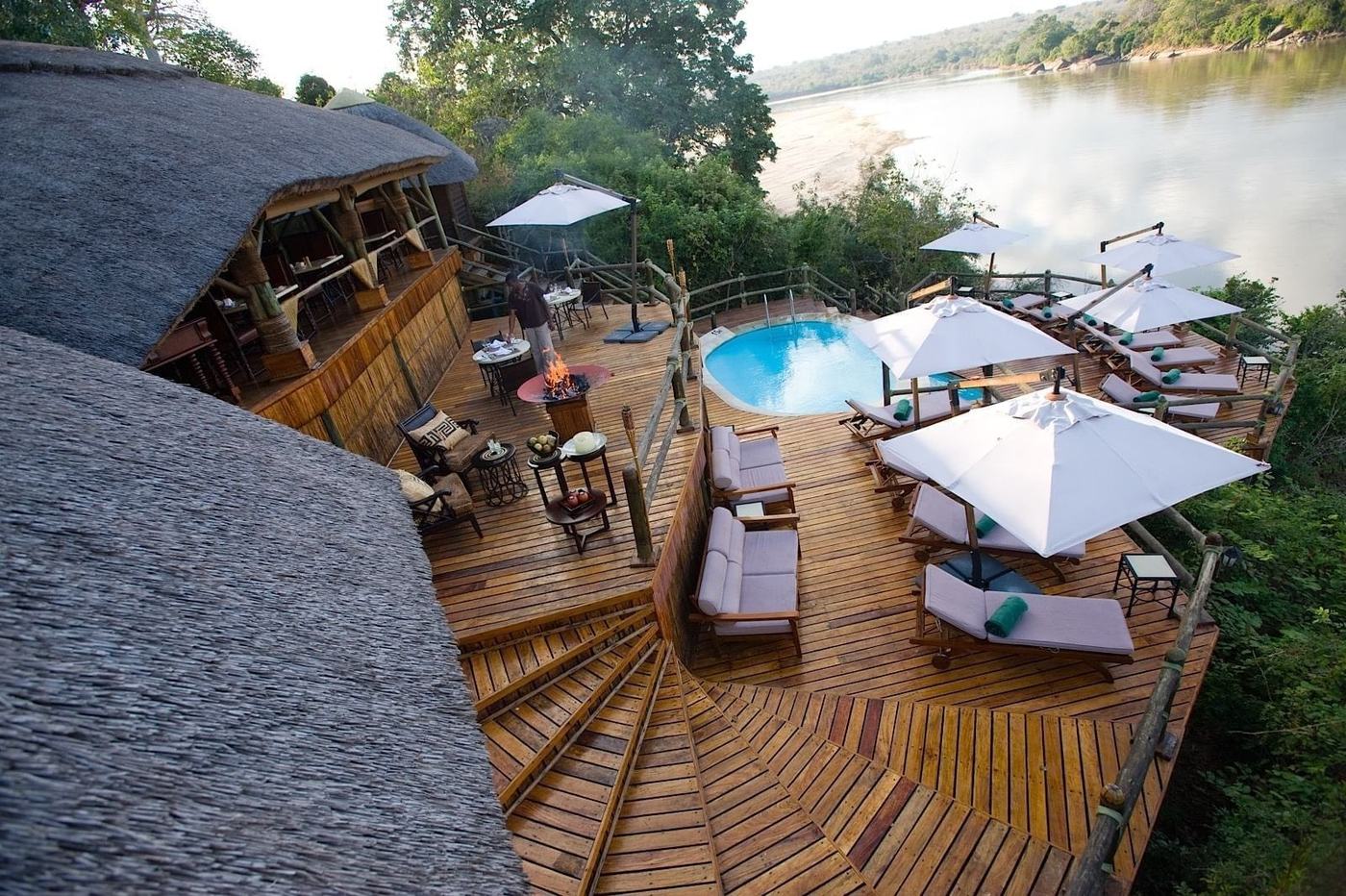 Vue aérienne des chalets et de la piscine au-dessus des gorges au Serena Mivumo River Lodge